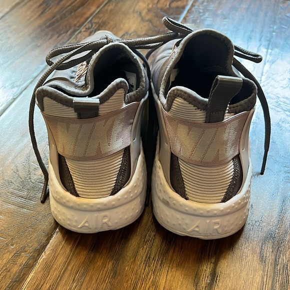 Nike women’s Huarache run size 7.5 - Picture 3 of 7